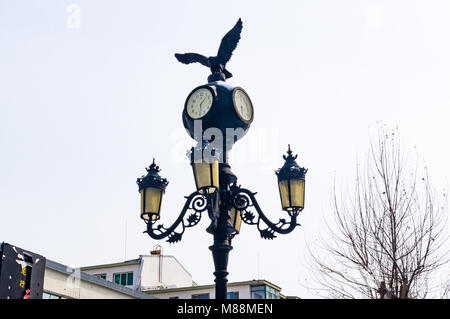 HUNCHUN, Jilin, China - 8. März 2018: Straßenlaterne auf hunchun Straße in China. Stockfoto