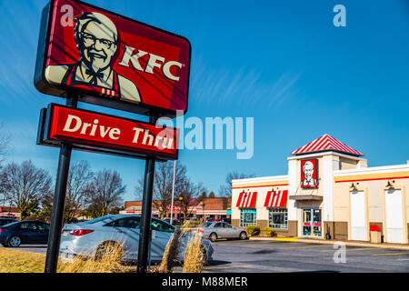 Lancaster, PA, USA - 19. Februar 2017: EIN KFC-Restaurant, früher bekannt als Kentucky Fried Chicken, ist eine US-amerikanische Fast-Food-Kette mit über 20.000 Stockfoto