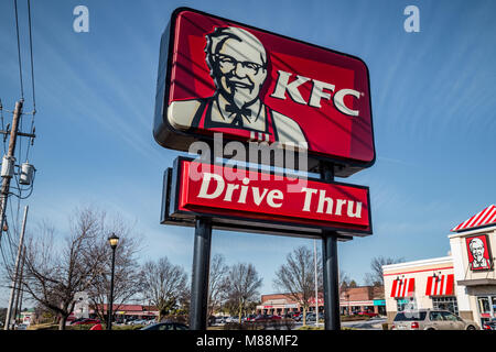 Lancaster, PA, USA - 19. Februar 2017: EIN KFC-Restaurant, früher bekannt als Kentucky Fried Chicken, ist eine US-amerikanische Fast-Food-Kette mit über 20.000 Stockfoto
