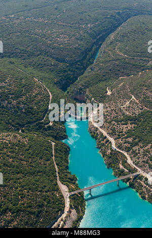 Antenne Bild mit dem Lac de Sainte-Croix mit der Brücke Pont de Sainte-Croix und Barrage de Sainte-Croix und dahinter die Gorges du Verdon de Ba Stockfoto