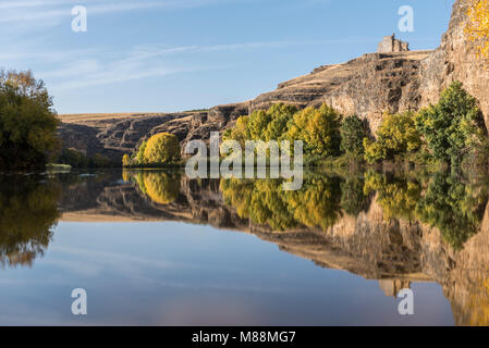 Spiegelung der Felswand mit Einsiedelei im Wasserreservoir Stockfoto