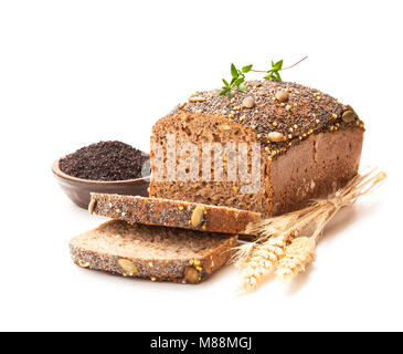 Hausgemachtes Vollkornbrot Roggenbrot mit Mohn isoliert auf weißem Stockfoto