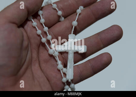 Hand hält ein Kruzifix Stockfoto