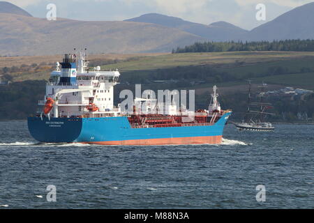 Das öltankschiff Bro Distributor, und das Tall Ship training Schiff Stavros S Niarchos, aus Gourock auf den Firth of Clyde. Stockfoto