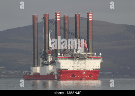 TIV MPI Abenteuer, eine Turbine installation Schiffes durch MPI Offshore betrieben, aus Greenock Esplanade auf den Firth of Clyde. Stockfoto