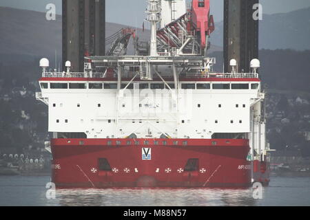 TIV MPI Abenteuer, eine Turbine installation Schiffes durch MPI Offshore betrieben, aus Greenock Esplanade auf den Firth of Clyde. Stockfoto