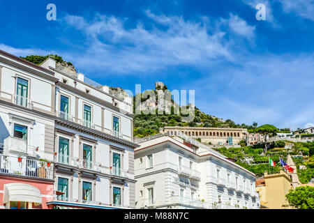 Die antiken Ruinen des Torre dello Ziro, der Wachtturm auf einem Hügel in der Stadt Amalfi Italien mit Blick auf die Stadt und den Golf von Salerno. Stockfoto