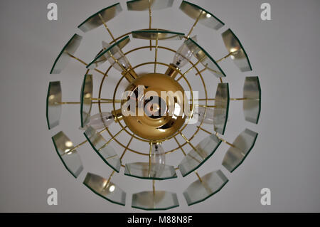 Kronleuchter untere Ansicht mit Beleuchtung ausgeschaltet Stockfoto