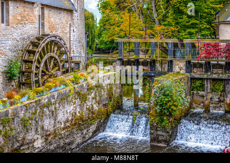 Die Mühle am Fluss Aure in der mittelalterlichen Stadt Bayeux an der Küste der Normandie in Frankreich, mit frühen Herbst Farben Stockfoto