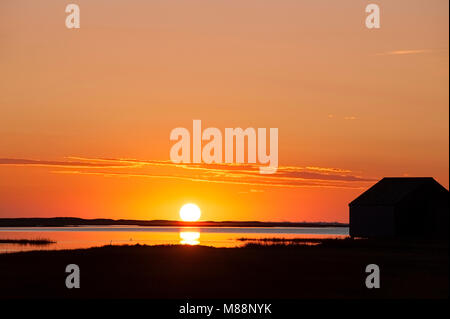 Sonnenaufgang über Salt Pond mit Bootshaus Silhouette, Eastham, Cape Cod, Massachusetts, USA Stockfoto