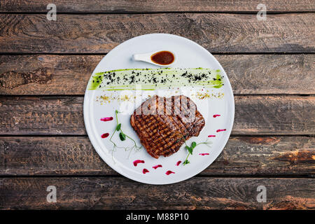 Gegrilltes Rindfleisch Steak auf einem weißen Teller. Stockfoto