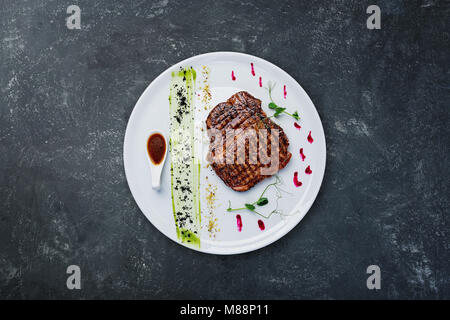 Gegrilltes Rindfleisch Steak auf einem weißen Teller. Stockfoto