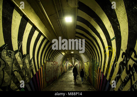 New Yorker U-Bahn Tunnel mit Graffiti gefüllt Stockfoto