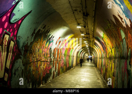 New Yorker U-Bahn Tunnel mit Graffiti gefüllt Stockfoto