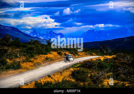 Mit Jeep fahren südlich in Patagonien, Torres del Paine Nationalpark, Patagonien, Chile Stockfoto