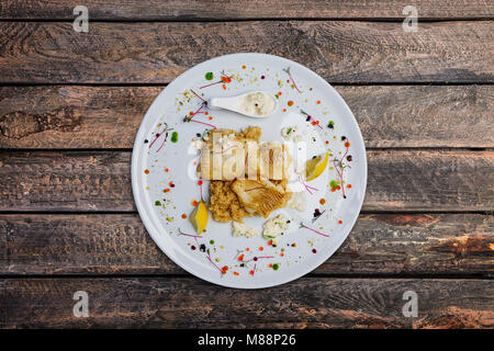 Heilbutt-filet mit Sahne Garnelen Soße in eine weiße Platte. Stockfoto