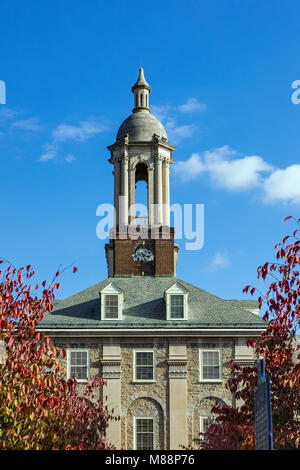 Alte Hauptgebäude auf dem Campus der Penn State University, State College, Pennsylvania, USA. Stockfoto
