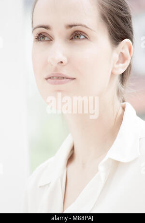 Junge Frau, nachdenklich, verträumt. Lifestyle. Stockfoto