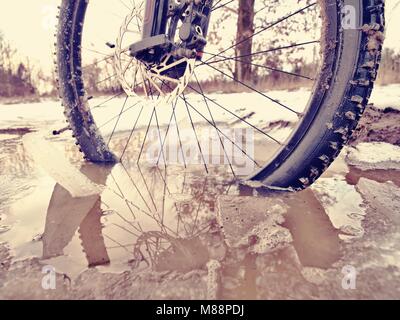 Vorderrad der Mtb im Ivy Pool gesperrt, extreme Radfahren im Winter Im Winter Landschaft. Defektes Stück eisscholle zwischen den Speichen. Stockfoto