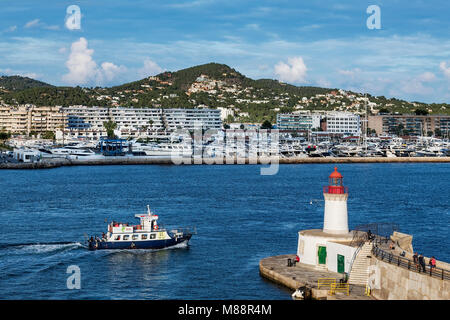 Leuchtturm im Hafen, Ibiza, Ibiza, Balearen, Spanien Stockfoto