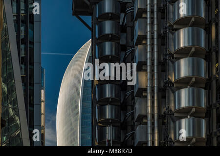 Die Walkie Talkie Gebäude durch ein Gao zwischen Lloyds London und Willis Towers Watson an einem klaren Sommertag gesehen Stockfoto