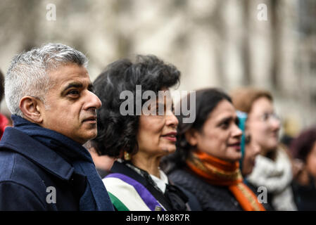 Sadiq Khan und Bianca Jagger watch Leistungen am 4. März von Frauen Frauen die Gleichheit Protest von Care International in London organisiert Stockfoto