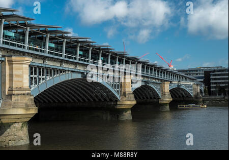 Blackfriars Station und die Brücke von der Südseite der Themse in London gesehen an einem Sommermorgen. Stockfoto