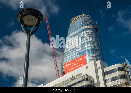 Eine Blackfriars im Bau im August 2017 gesehen. Vor der Blackfriars Station an einem sonnigen Tag geschossen Stockfoto