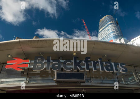 Eine Blackfriars im Bau im August 2017 gesehen. Vor der Blackfriars Station an einem sonnigen Tag geschossen Stockfoto