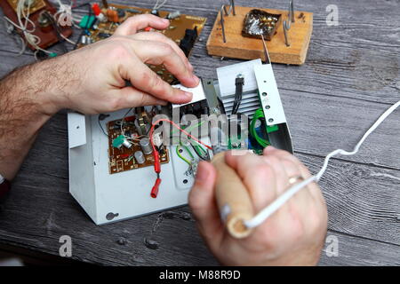 Arbeit der Master auf Reparatur der Radio elektronische Geräte, es ist das Löten von Details und Chips Stockfoto