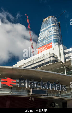 Eine Blackfriars im Bau im August 2017 gesehen. Vor der Blackfriars Station an einem sonnigen Tag geschossen Stockfoto