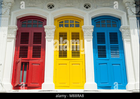 31.01.2018, Singapur, Republik Singapur, Asien-bunten Fensterläden auf einem Gebäude in Singapur Little India entfernt. Stockfoto