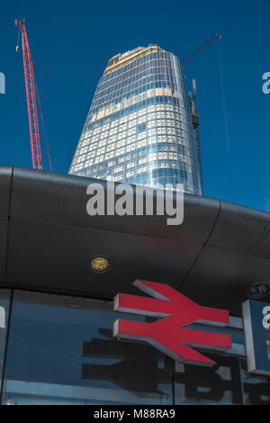 Eine Blackfriars im Bau im August 2017 gesehen. Vor der Blackfriars Station an einem sonnigen Tag geschossen Stockfoto