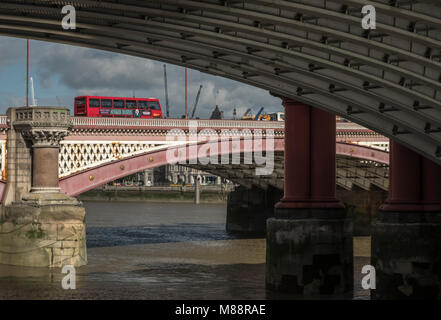 Eine London Bus kreuze Blackfriars Bridge ab unter den Bögen der Blackfriars Station gesehen. Stockfoto