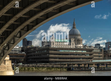 St Pauls Cathedral und die Themse ab unter den Bögen der Blackfriars Station gesehen. Stockfoto