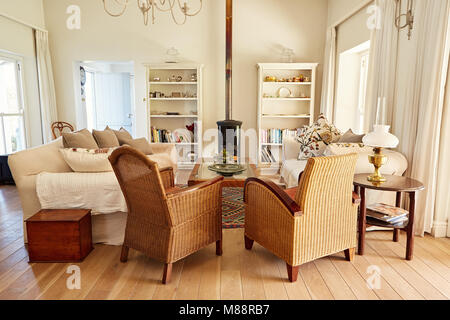 Interieur Landhausstil Wohnzimmer mit Sesseln, Sofa und Kamin in einem hellen Wohn- Home Stockfoto