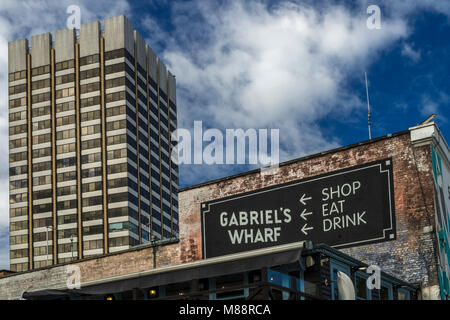 London Television Centre von Oxo Pier gesehen. Gabriel's Wharf im Vordergrund. Stockfoto
