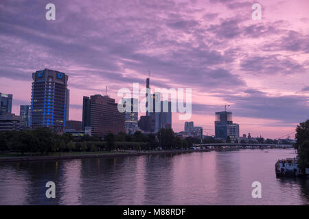 Die Skyline von Frankfurt business district in der Morgendämmerung von friedensbrücke gesehen. Der Main ist im Vordergrund Stockfoto
