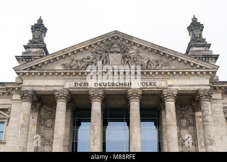 Die deutsche Inschrift Dem deutschen Volke, d.h. der deutschen Bevölkerung, die auf dem Portal von Bundestag oder im Berliner Reichstag, Deutschland Stockfoto