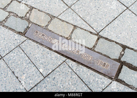 Gedenktafel Kennzeichnung, die ehemalige Grenze Berliner Mauer Stockfoto