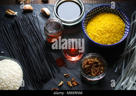 Reis, Reis Nudeln und Tempura auf einen schwarzen Stein Ansicht von oben. Asiatische Küche horizontal Stockfoto