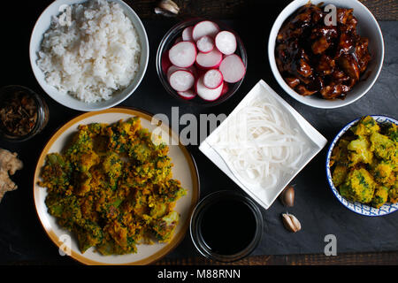 Stücke von Teriyaki Hühnchen, Reis Nudeln und Tempura Brokkoli. Asiatische Küche horizontal Stockfoto