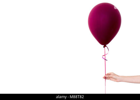 Womans Hand hält lila Luftballon weißer Hintergrund Stockfoto
