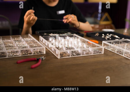 Juwelier, handgefertigte Stein Perlen Schmuck. Stockfoto