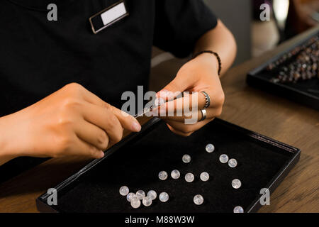 Juwelier, handgefertigte Stein Perlen Schmuck. Stockfoto