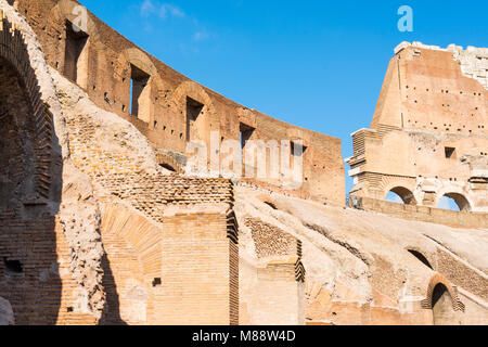 Innenraum closeup Detail des Kolosseum oder Coliseum, auch als das flavische Amphitheater bekannt, mit dem unter Erdgleiche hypogeum, Rom. Latium. Italien. Stockfoto