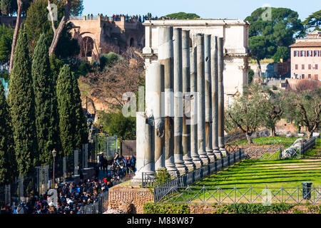 Tempel der Venus und der Römischen korinthischen Säulen, Forum Romanum, Rom Italien. Größte Tempel im antiken Rom, in 141 AD von Kaiser Hadrian gewidmet Stockfoto