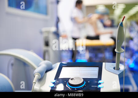 Medizinische Geräte für die Laser- und Stoßwellen-Therapie in Klinik Stockfoto