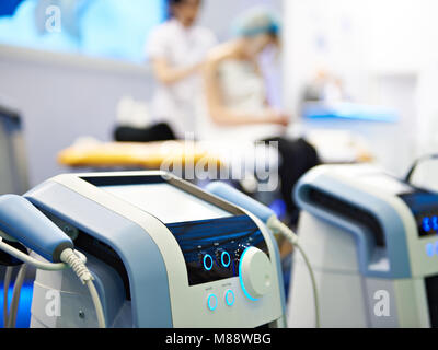 Medizinische Geräte für die Laser- und Stoßwellen-Therapie in Klinik Stockfoto