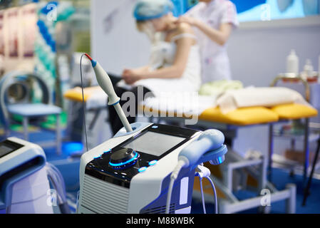 Medizinische Geräte für die Laser- und Stoßwellen-Therapie in Klinik Stockfoto